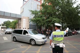 图片报：皇马抵达酒店时有球迷冲向克罗斯，遭警方摁倒拉走
